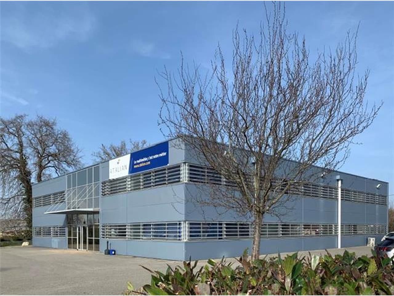 Idéal investisseur, bâtiment d'activités loué, à 