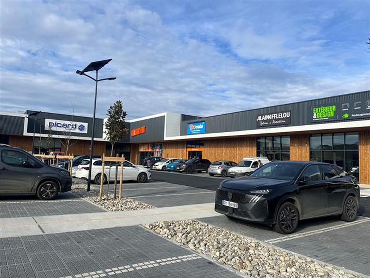 Locaux commerciaux neufs à louer, au coeur du Ret