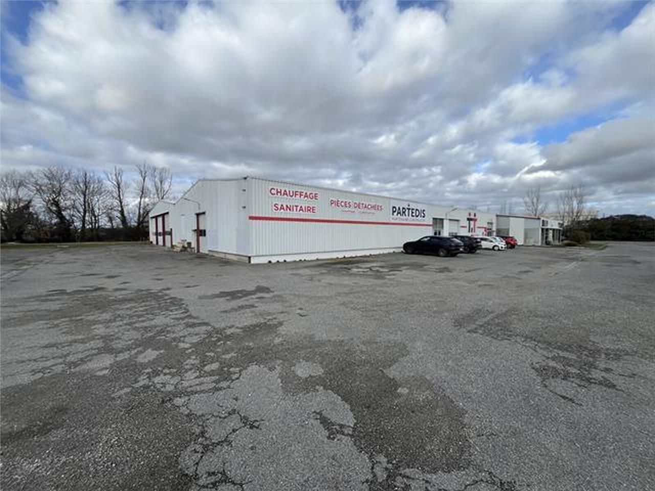 Local d'activités à louer, idéalement situé à l'e