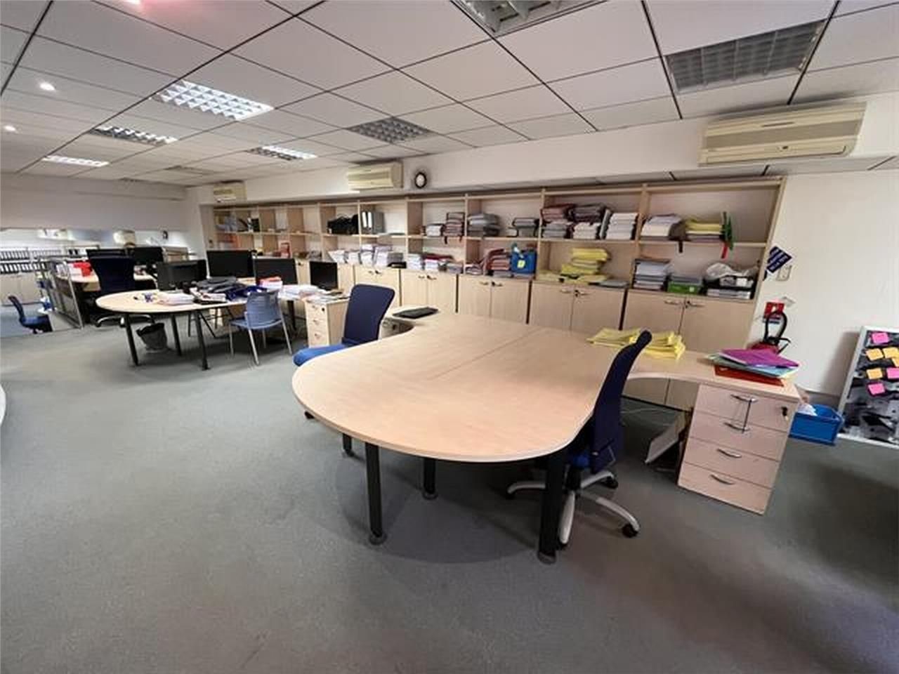 - A VENDRE -  Surface à usage de bureaux et d'arc