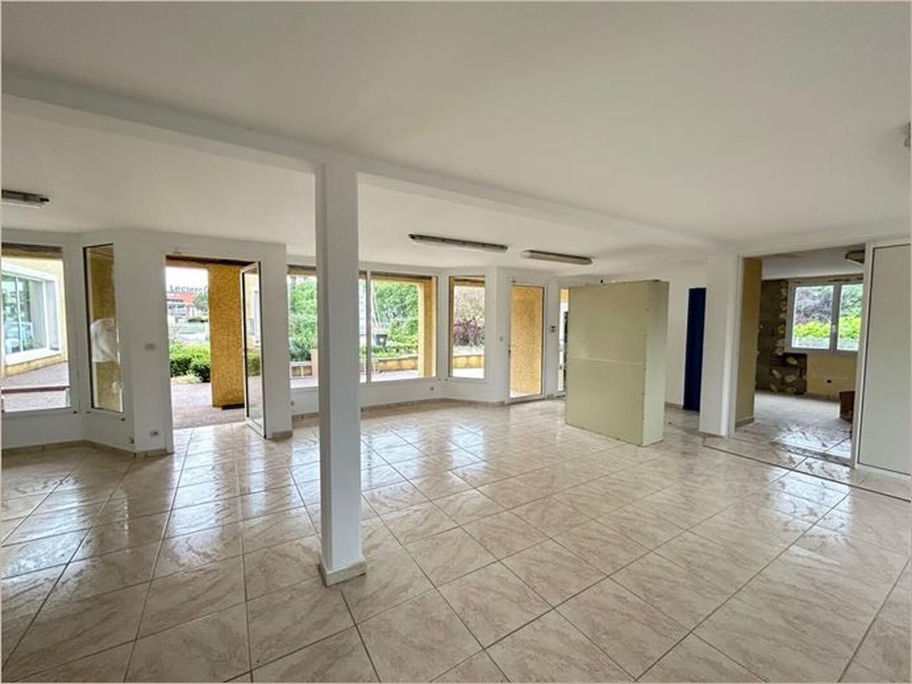 Local commercial/professionnel disponible au sein