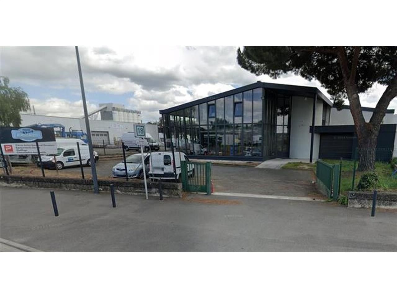 Bâtiment indépendant idéalement situé, au coeur d