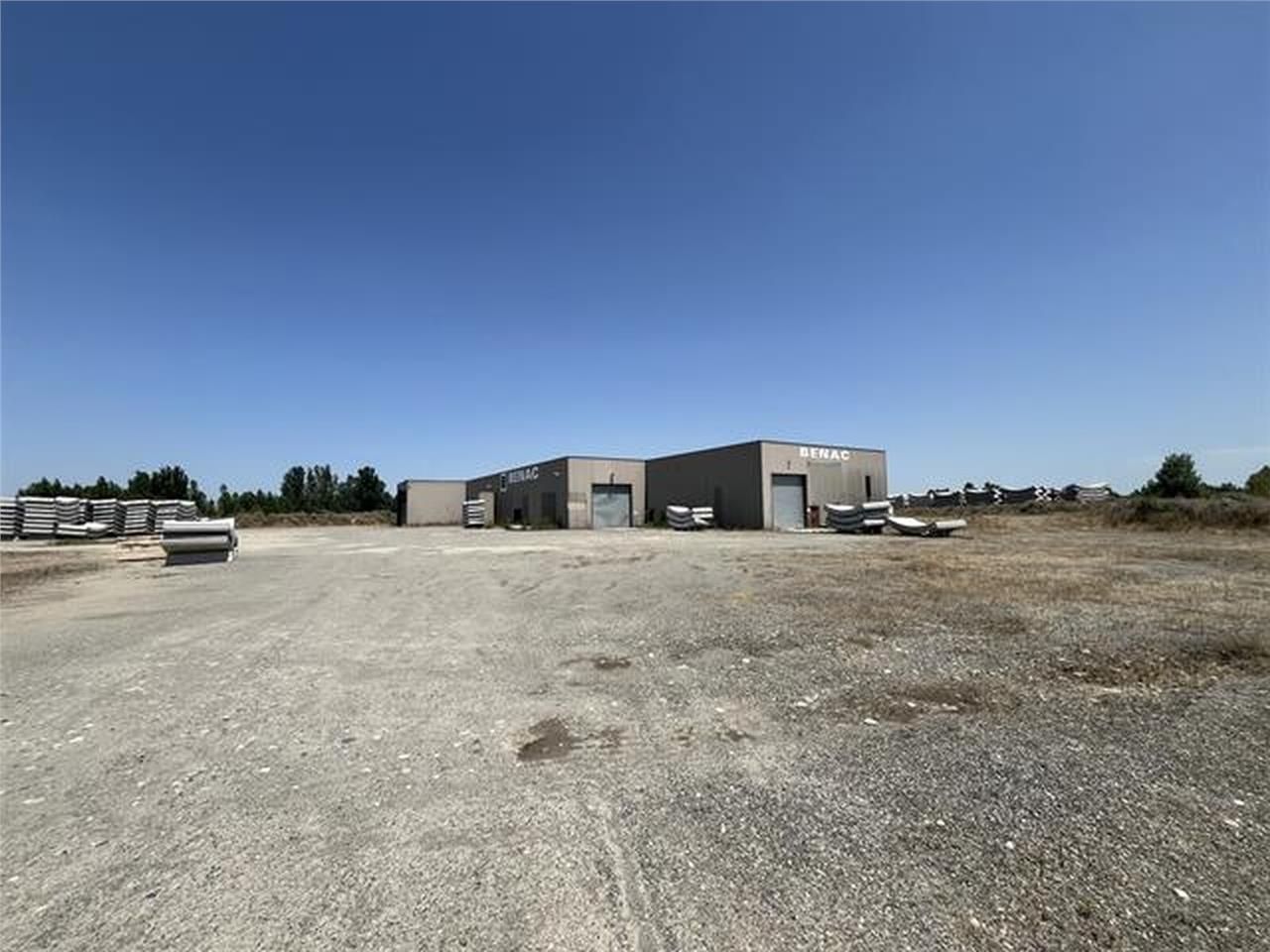 Bâtiment industriel à louer, en bordure de l'A64 