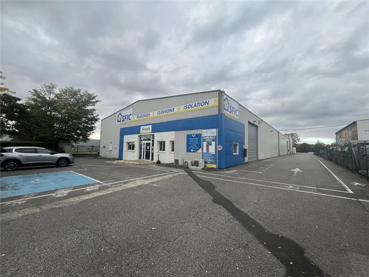 Bâtiment d'activités indépendant avec surface ext