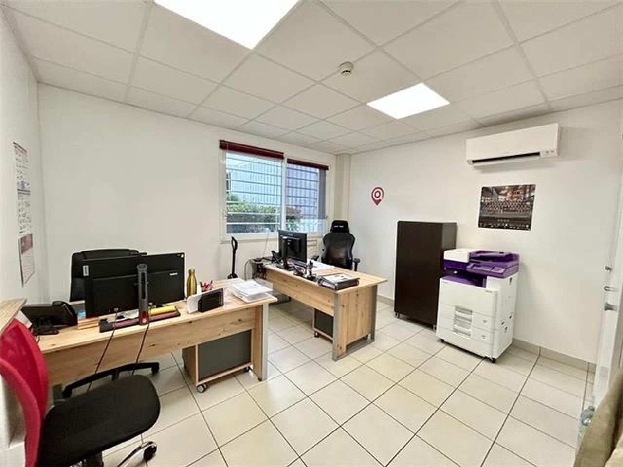 Nous vous proposons en location une surface de bu