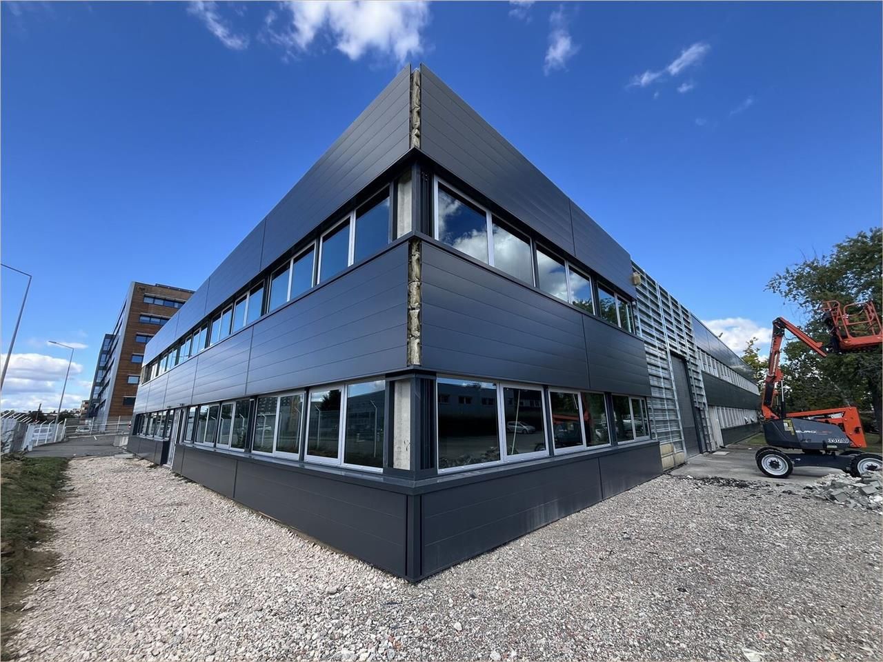 Local d'activités situé à proximité immédiate de 