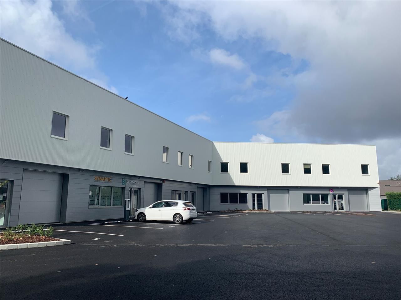 Local d'activités à vendre à proximité immédiate 