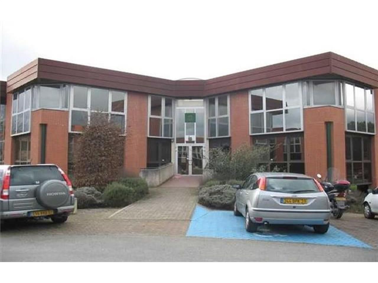 Immeuble de bureaux entièrement rénové à louer, i