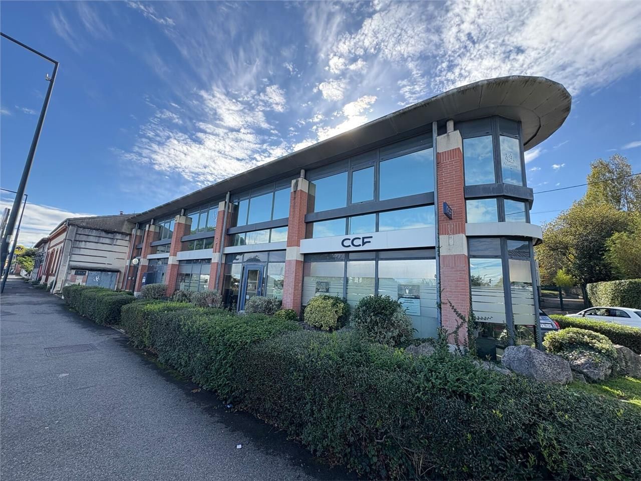 À LOUER  Surface commerciale / de bureaux de bon 