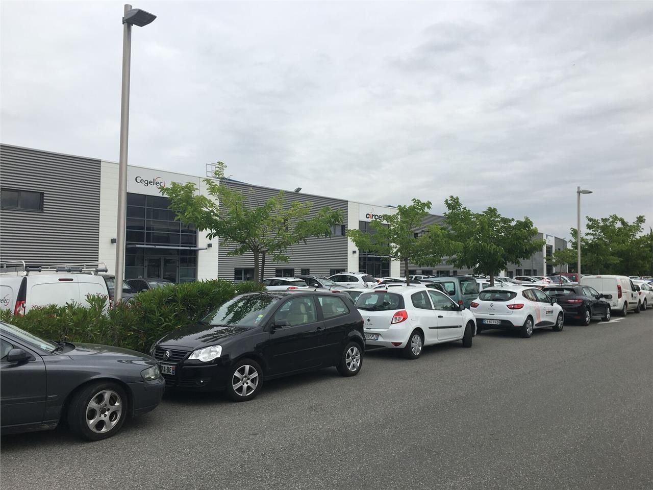 Locaux situés dans un parc d'activité sécurisé, a