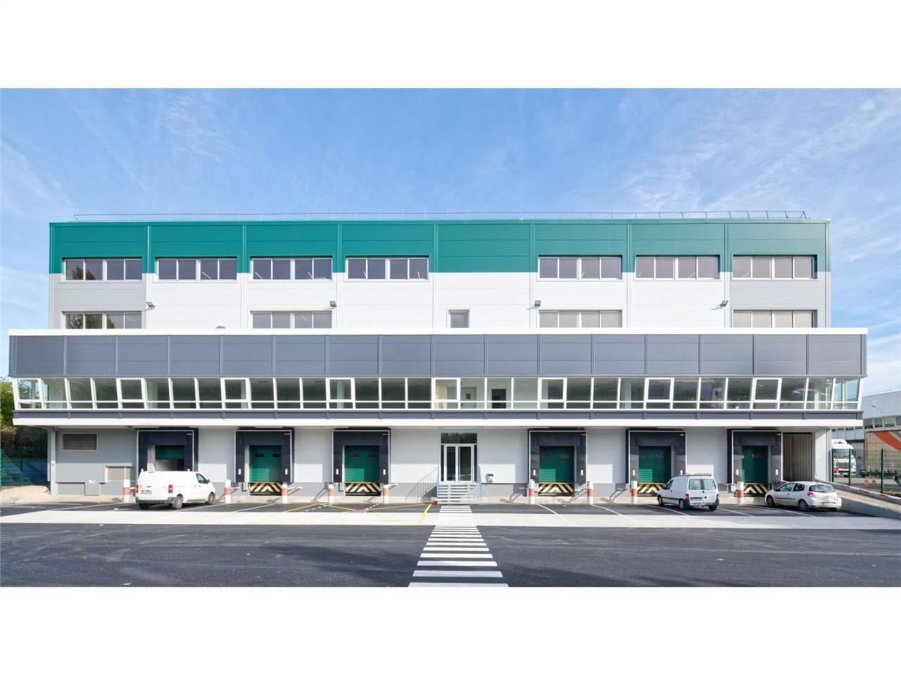 Location Entrepôt 12492 m² non divisibles