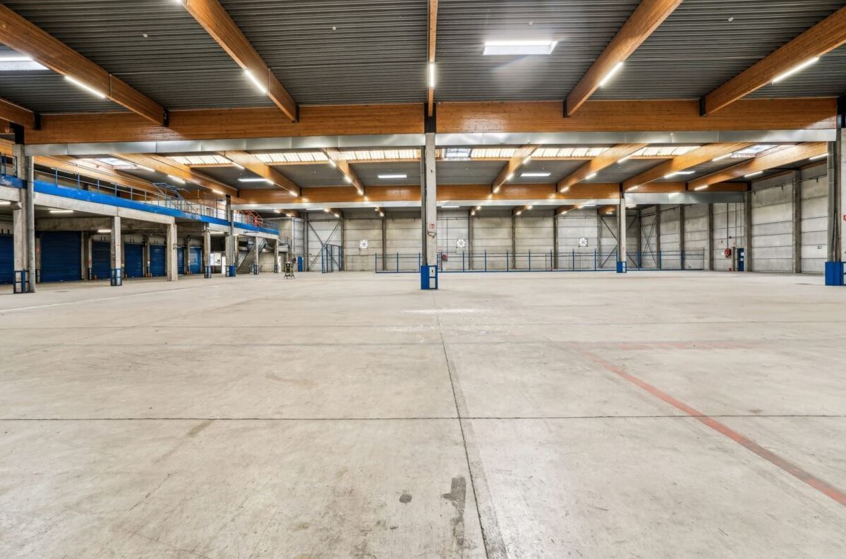 Location Entrepôt 3250 m² non divisibles