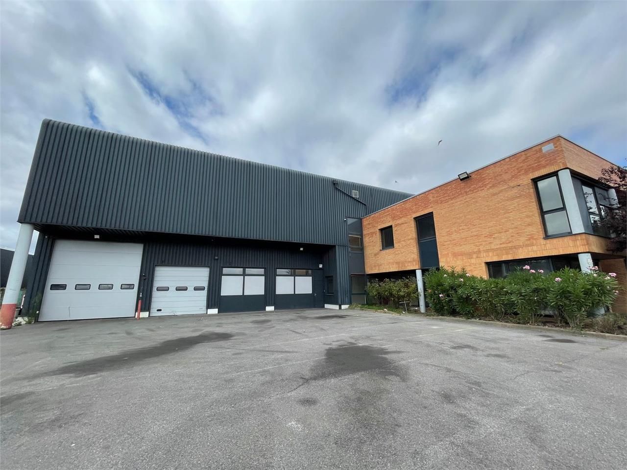 Location Entrepôt 3939 m² non divisibles