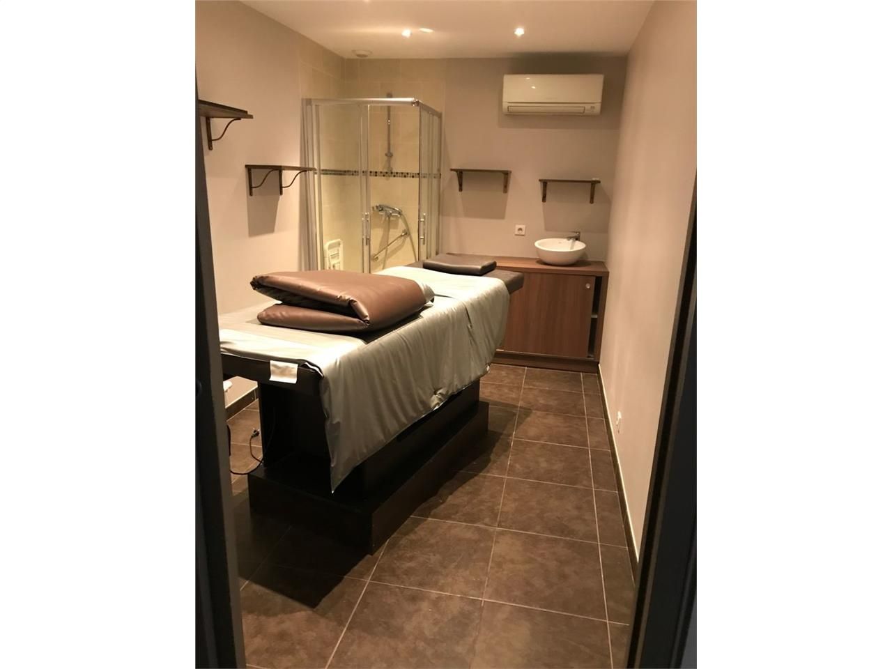 Location Local Commercial 240 m² non divisibles