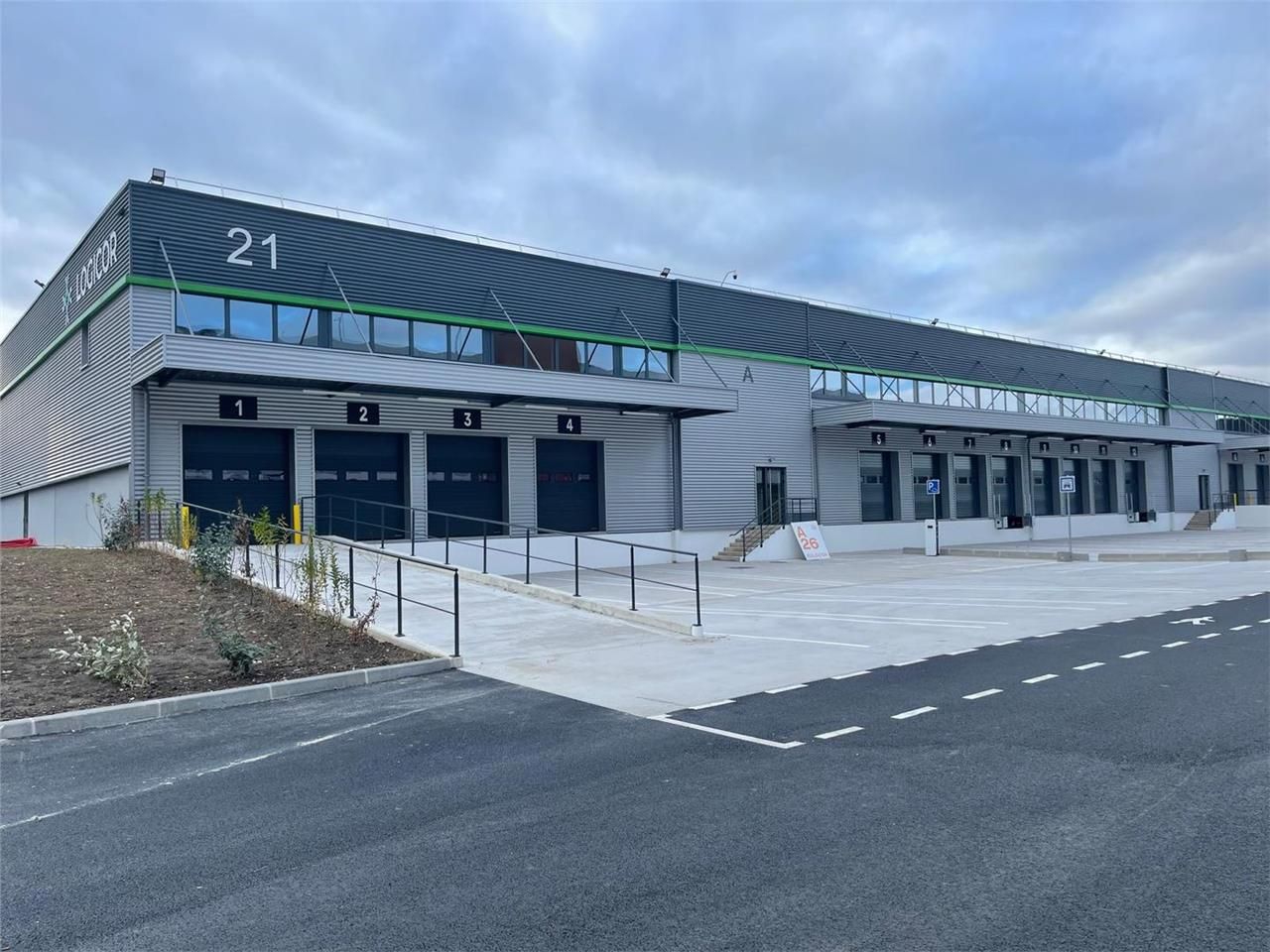 Location Entrepôt 7648 m² non divisibles