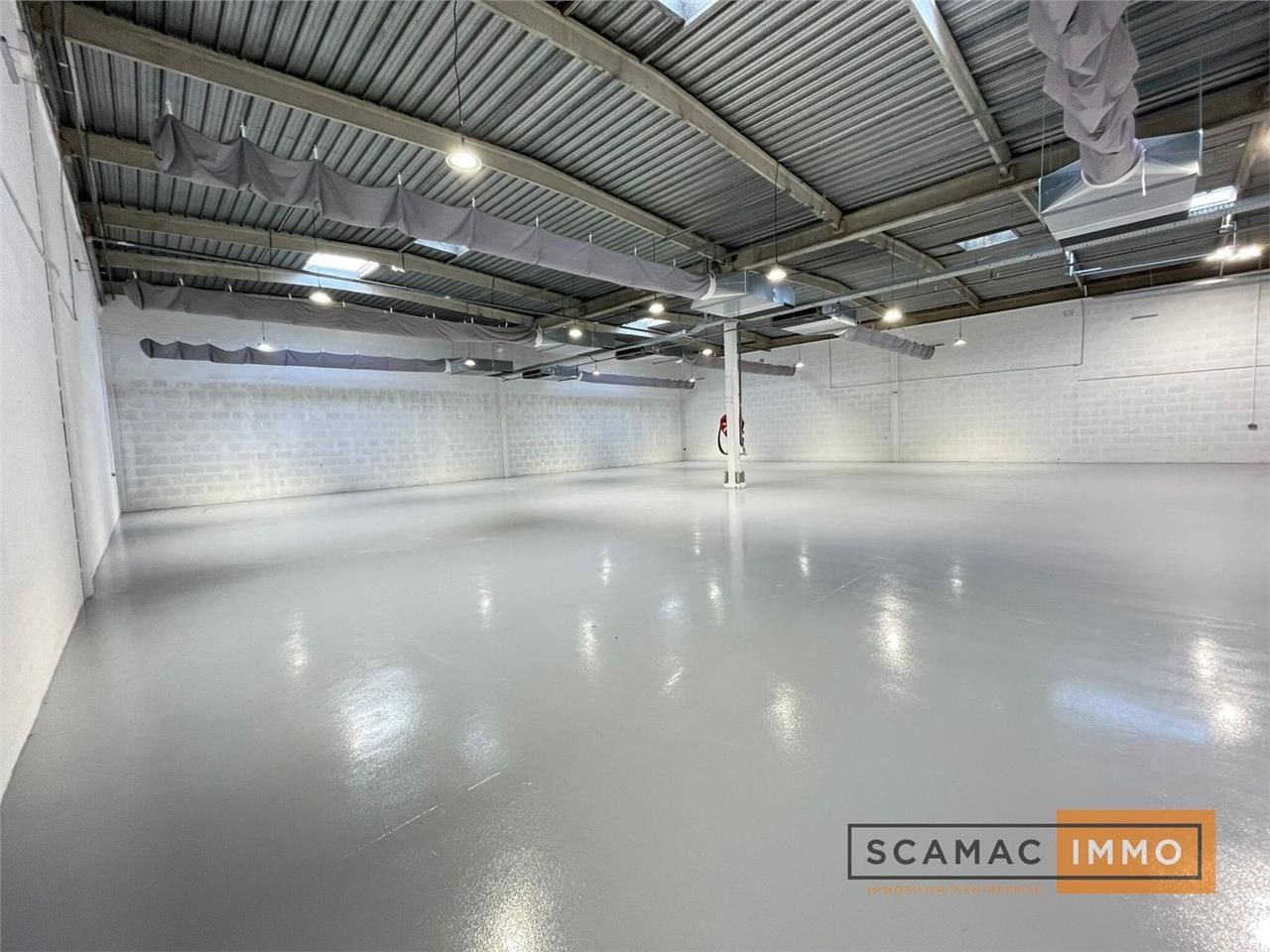 Location Entrepôt 1380 m² non divisibles