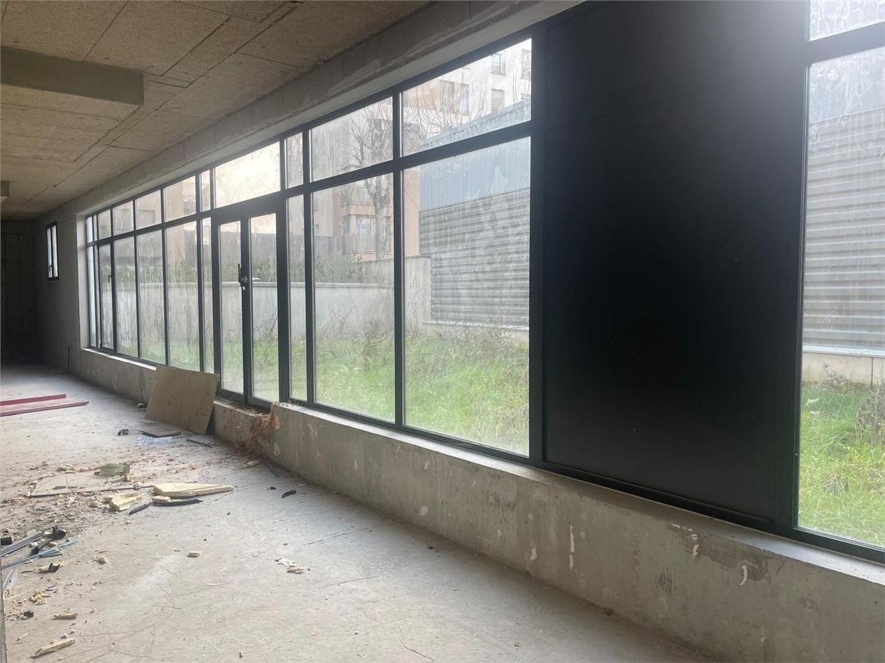 Location Local Commercial 213 m² non divisibles