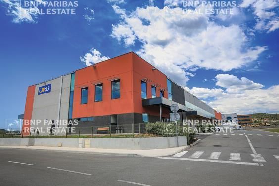 786 m² pour ce activité en location à Les arcs