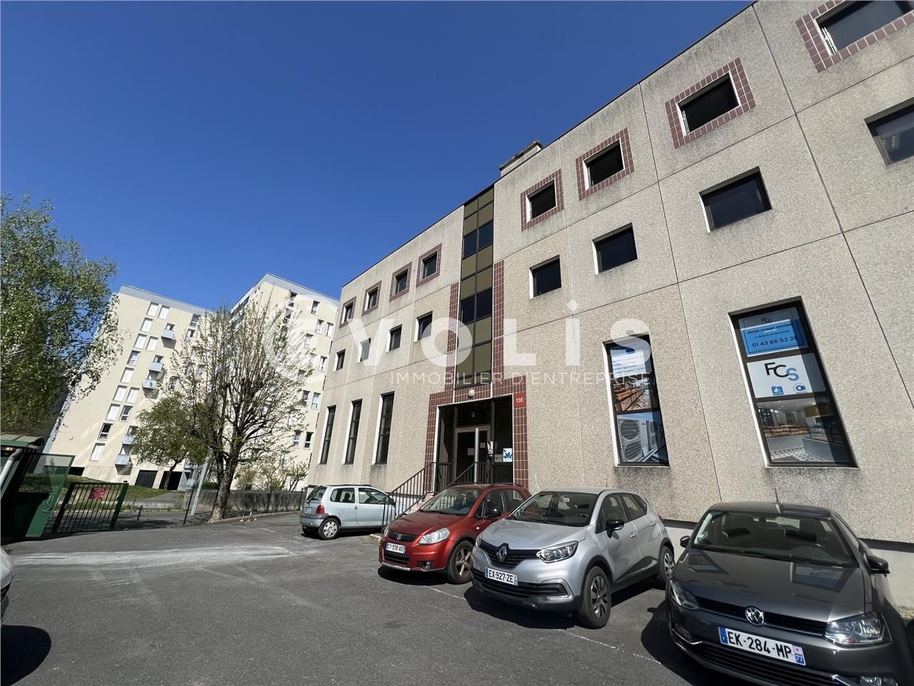 A proximité du RER A, et dans la zone d'activité 