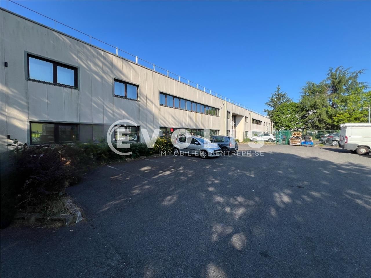 À proximité immédiate de la Francilienne (N104) e