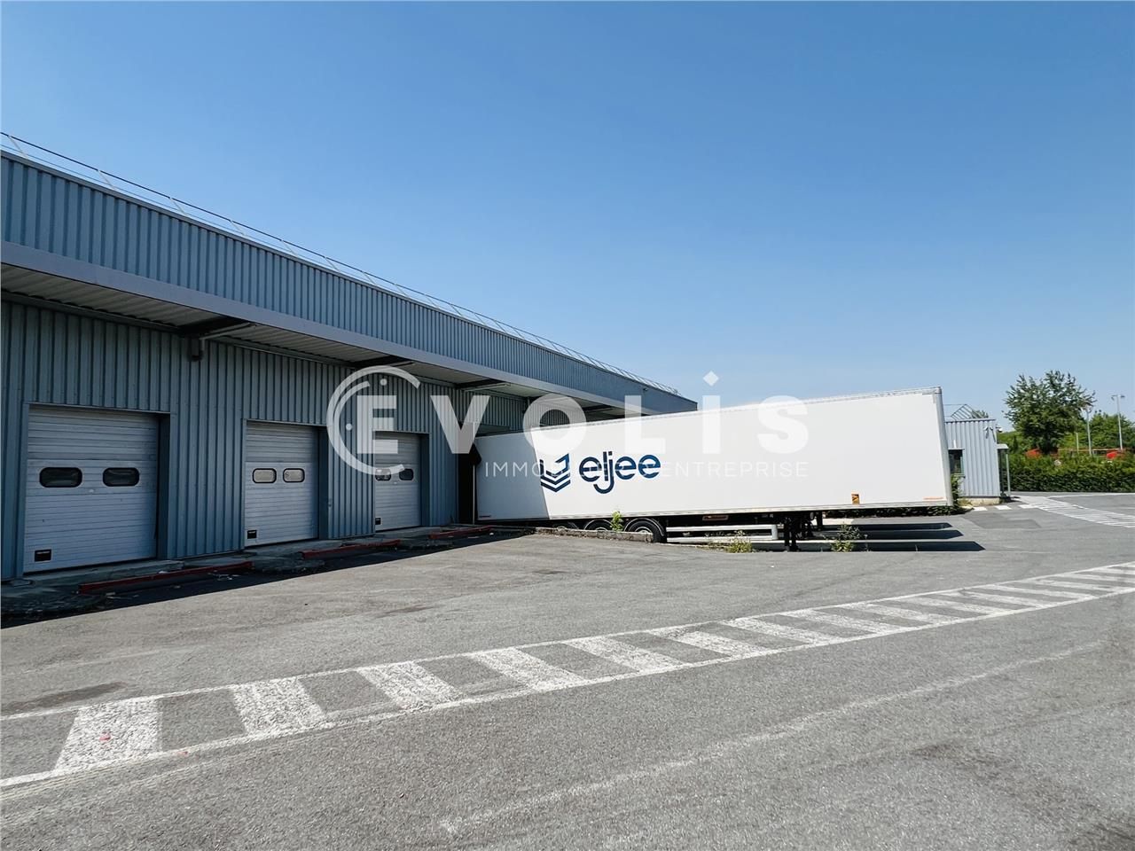 À proximité immédiate de la Francilienne (N104), 