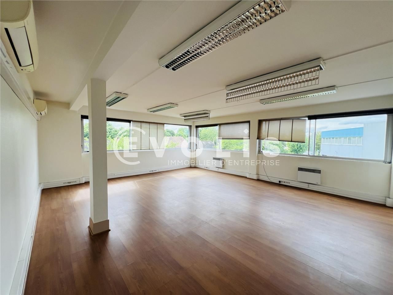 À proximité immédiate de l'autoroute A4, avec une