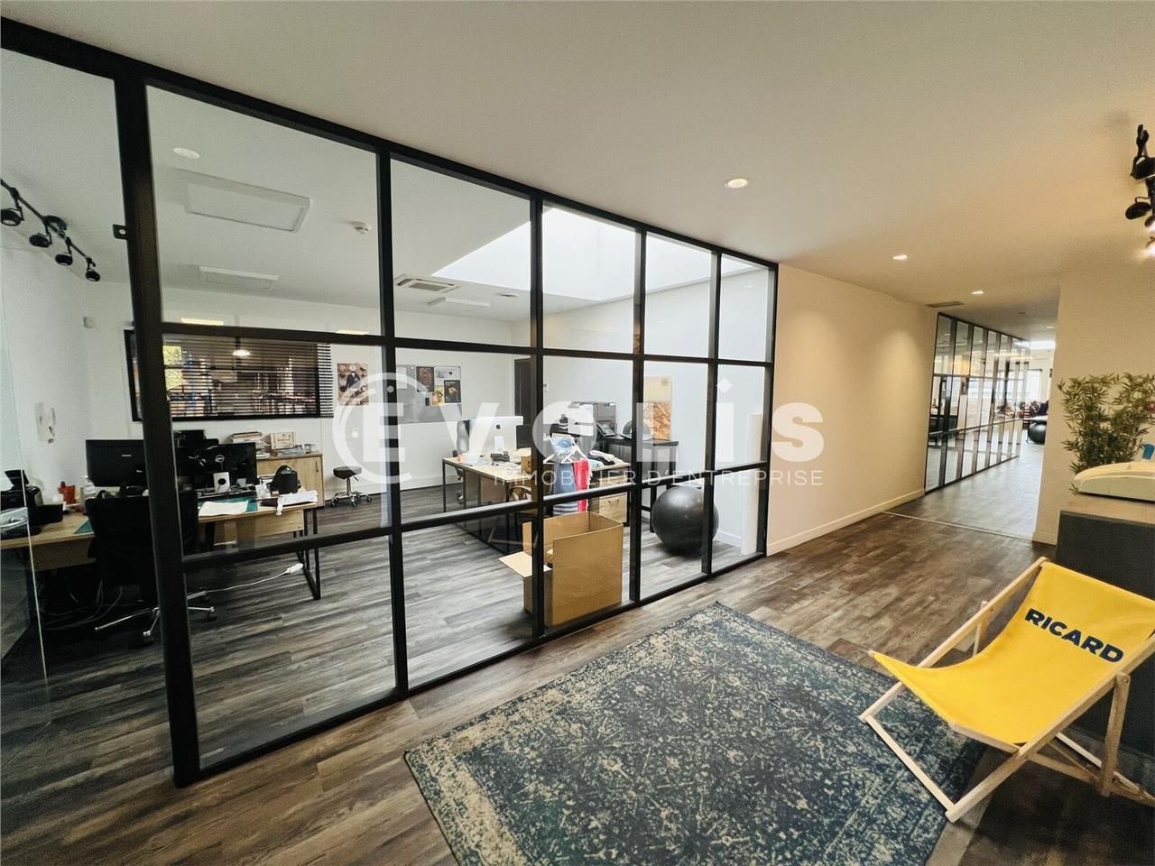 A proximité immédiate de la jonction entre l'auto