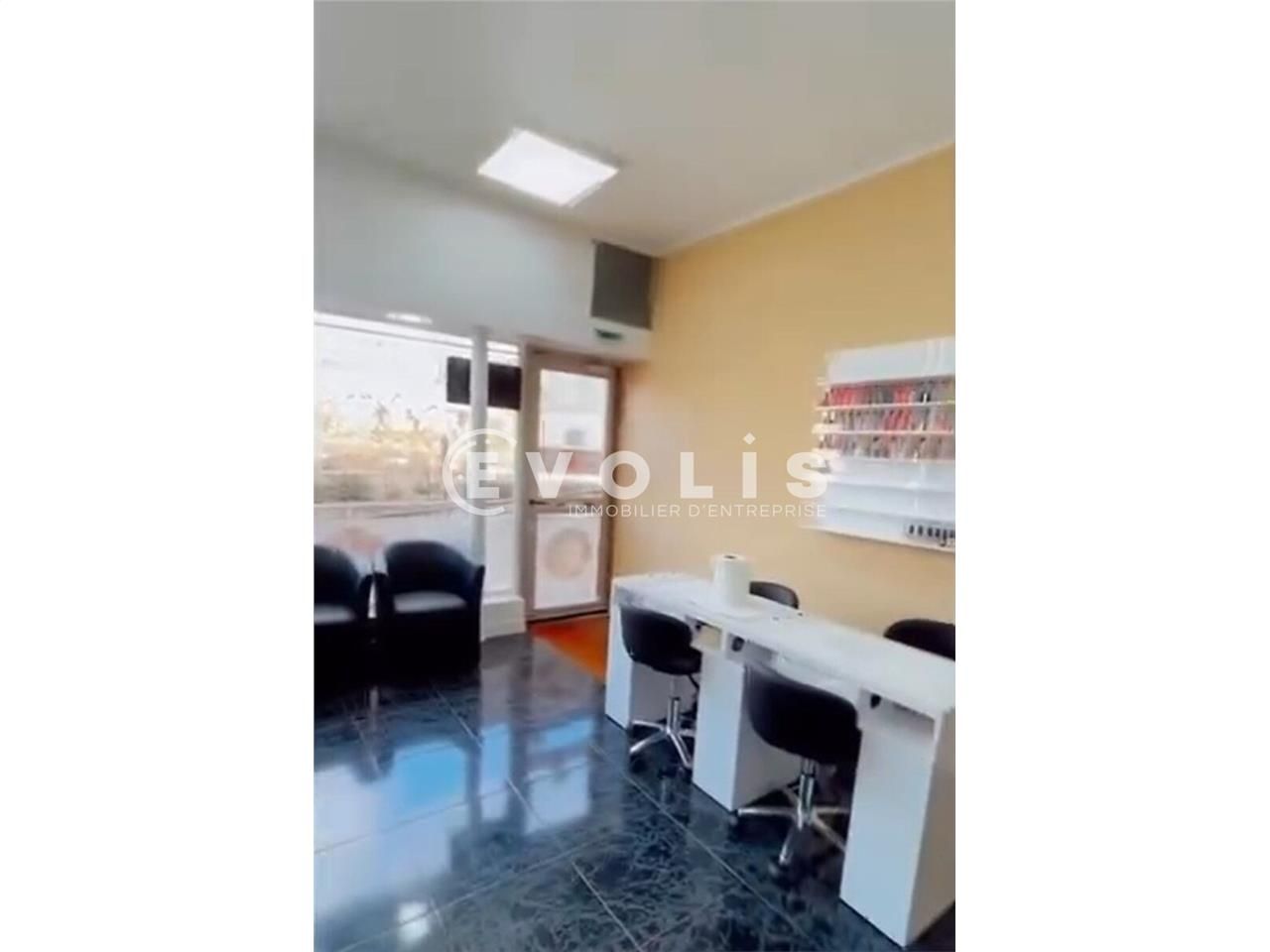 Situé à POISSY, à 7 minutes à pied de la gare, no