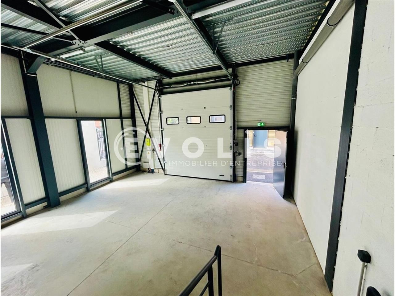 Situé à proximité de la porte de Bagnolet, avec u