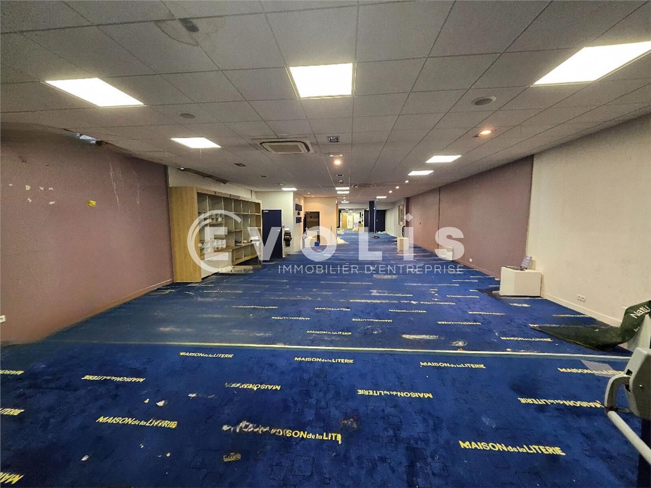 Situé sur la Nationale 20, axe extrêmement passan