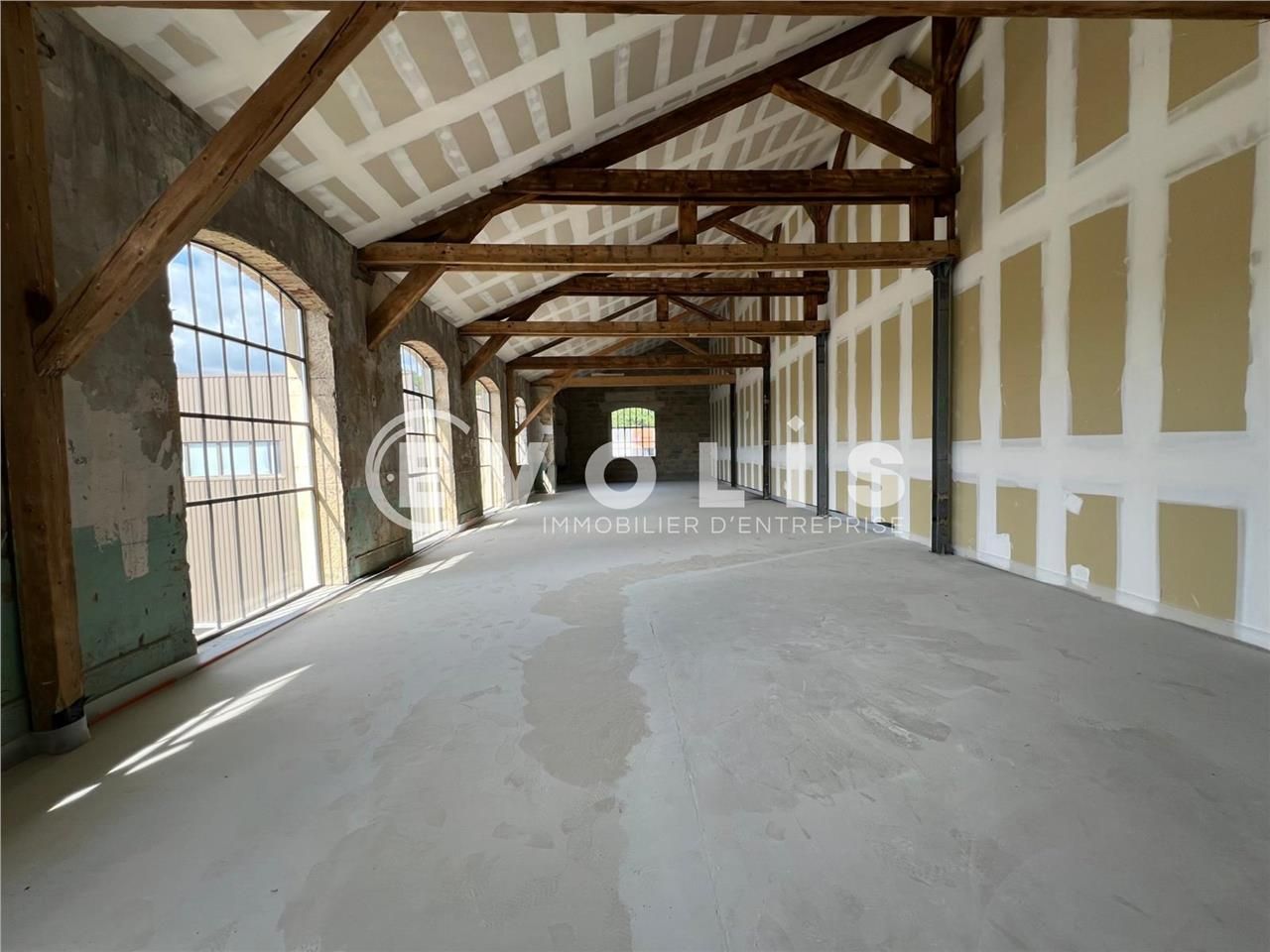 Situé à Chaponost, dans un immeuble classé aux Bâ