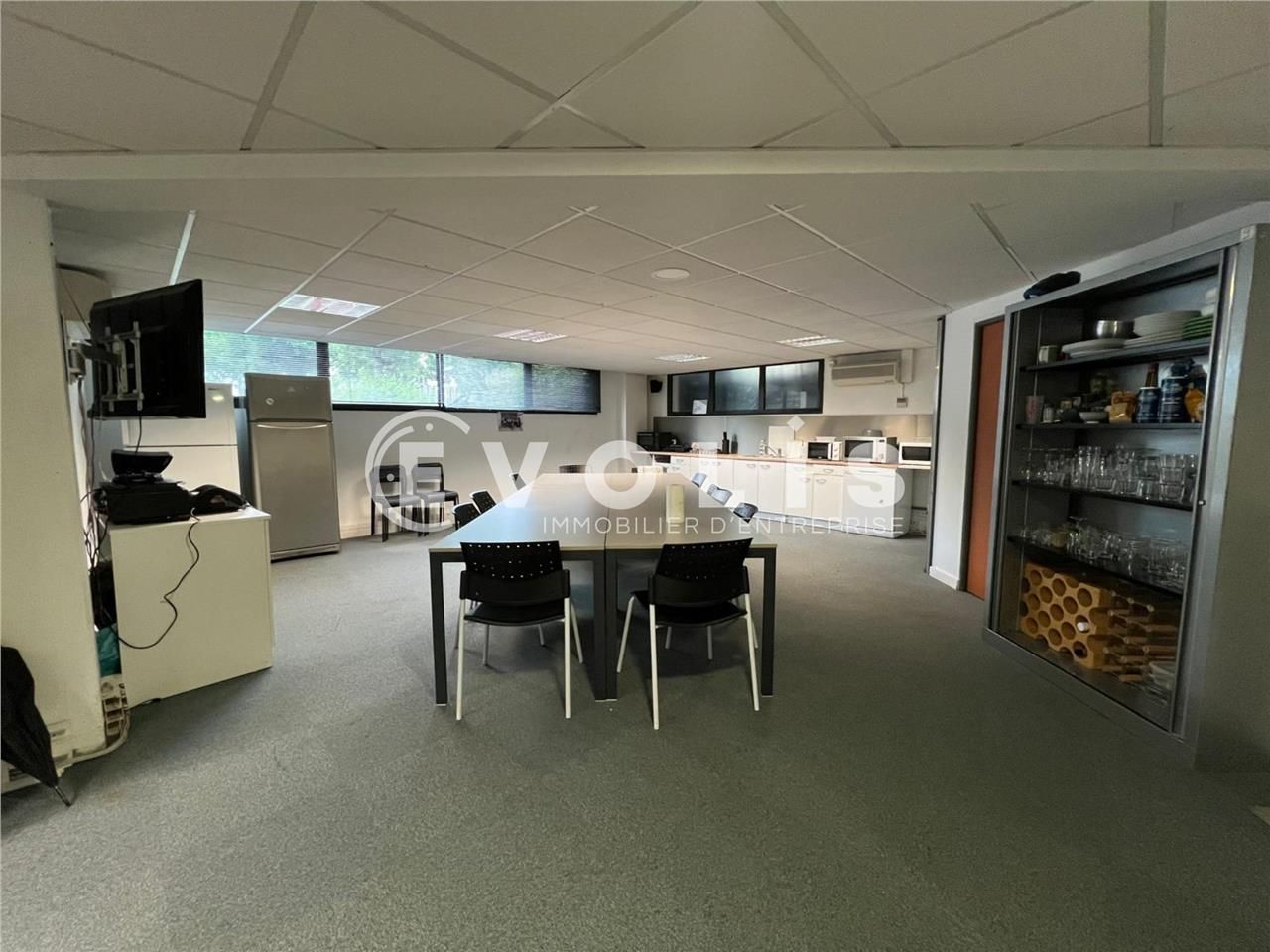 Situés à Bron, ces bureaux spacieux de 355 m² off