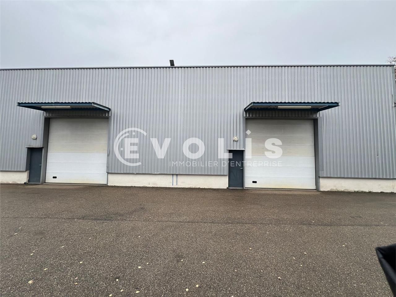 Rare à la location : bâtiment indépendant équipé 