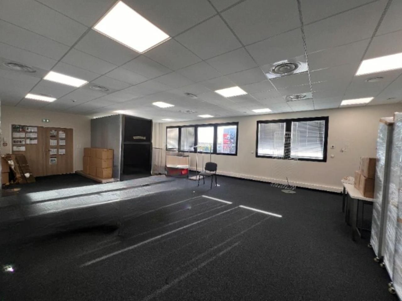 384 m² pour ce bureaux en location à Saint-priest