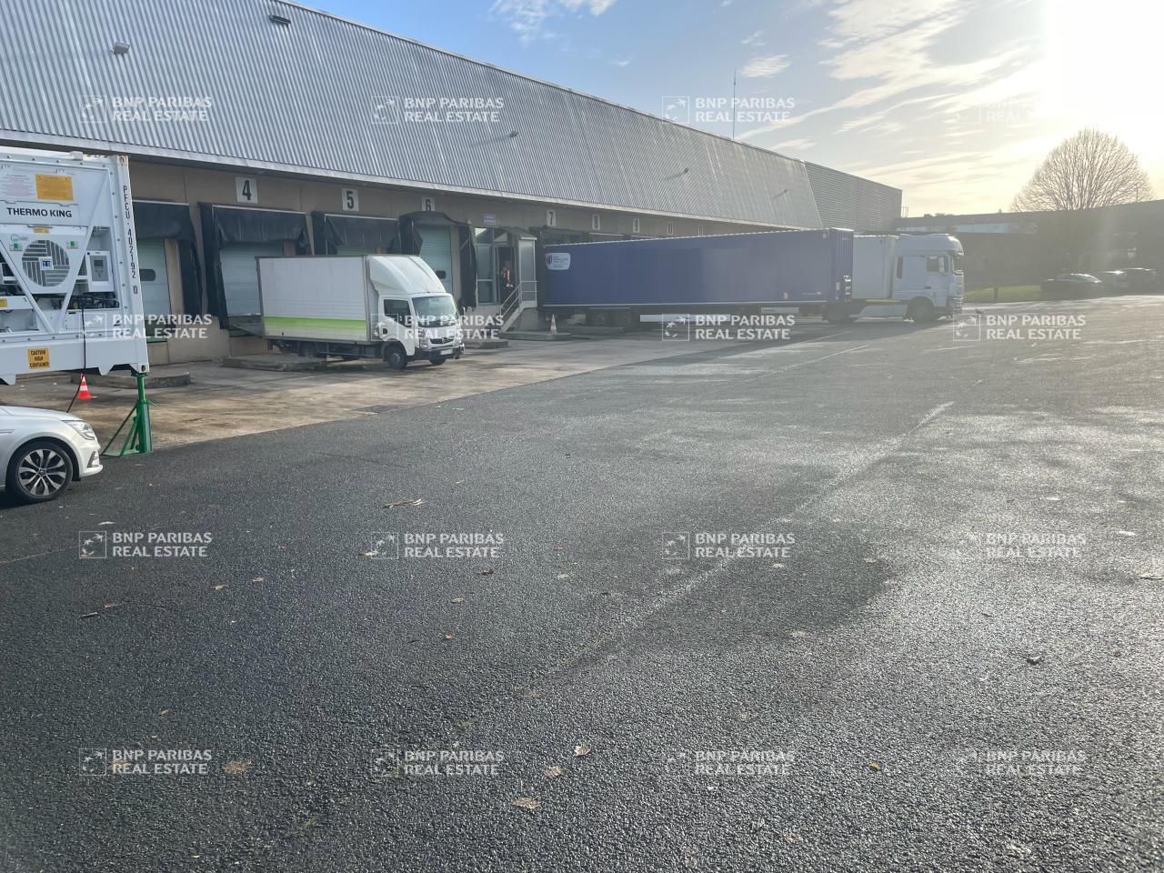 12000 m² pour cetentrepôts classe b en location à Tremblay-en-france