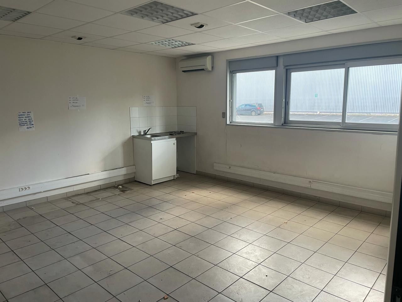 1690 m² pour ce activité en location à Blanquefort