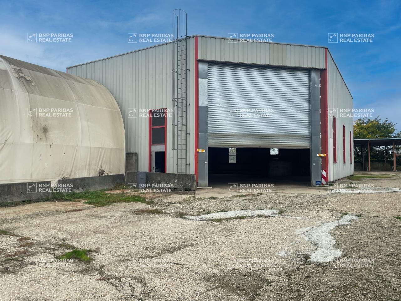 900 m² pour ce activité en vente à Saint-laurent-de-mure