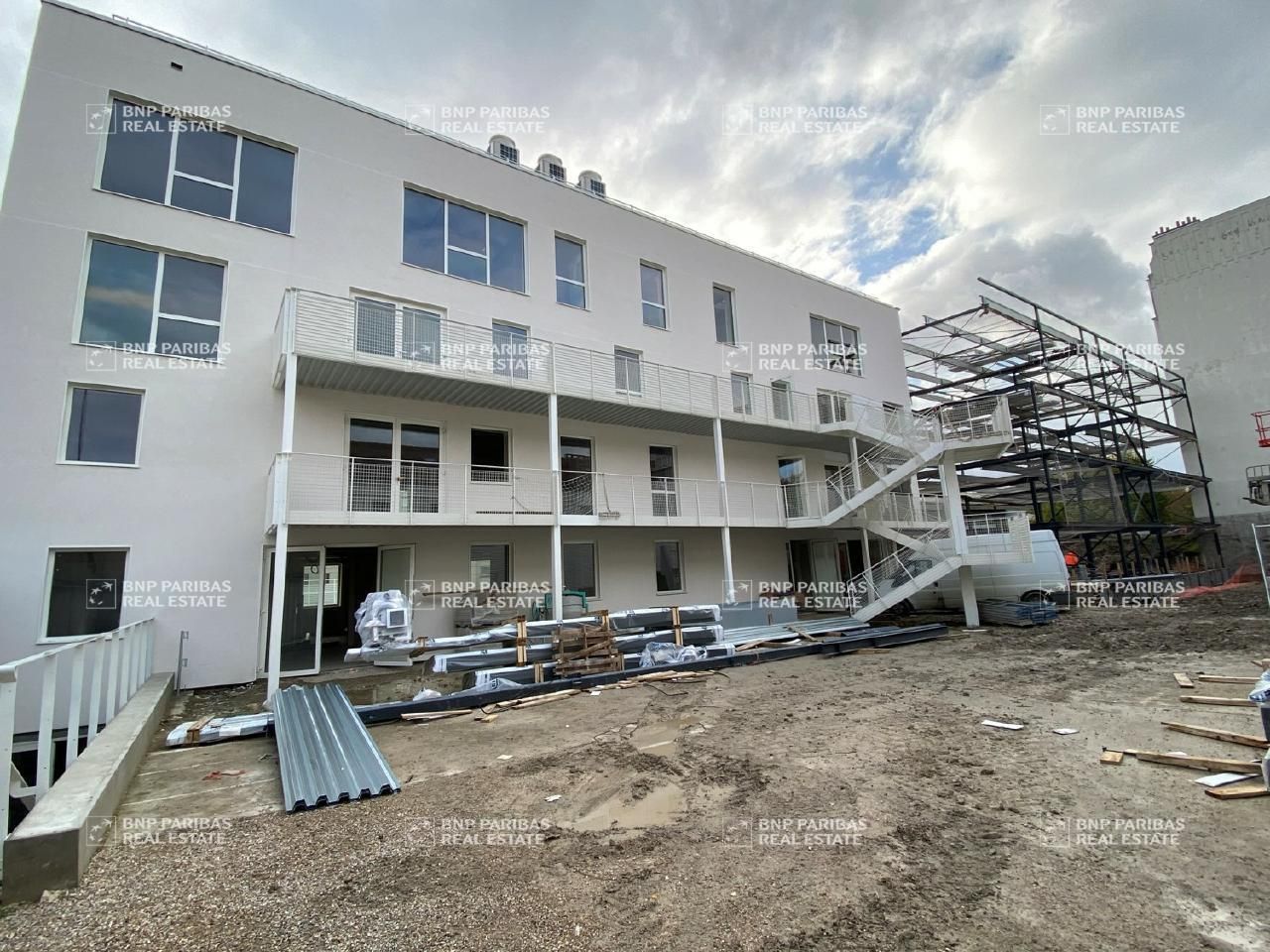 621 m² pour ce bureaux en location à Cachan