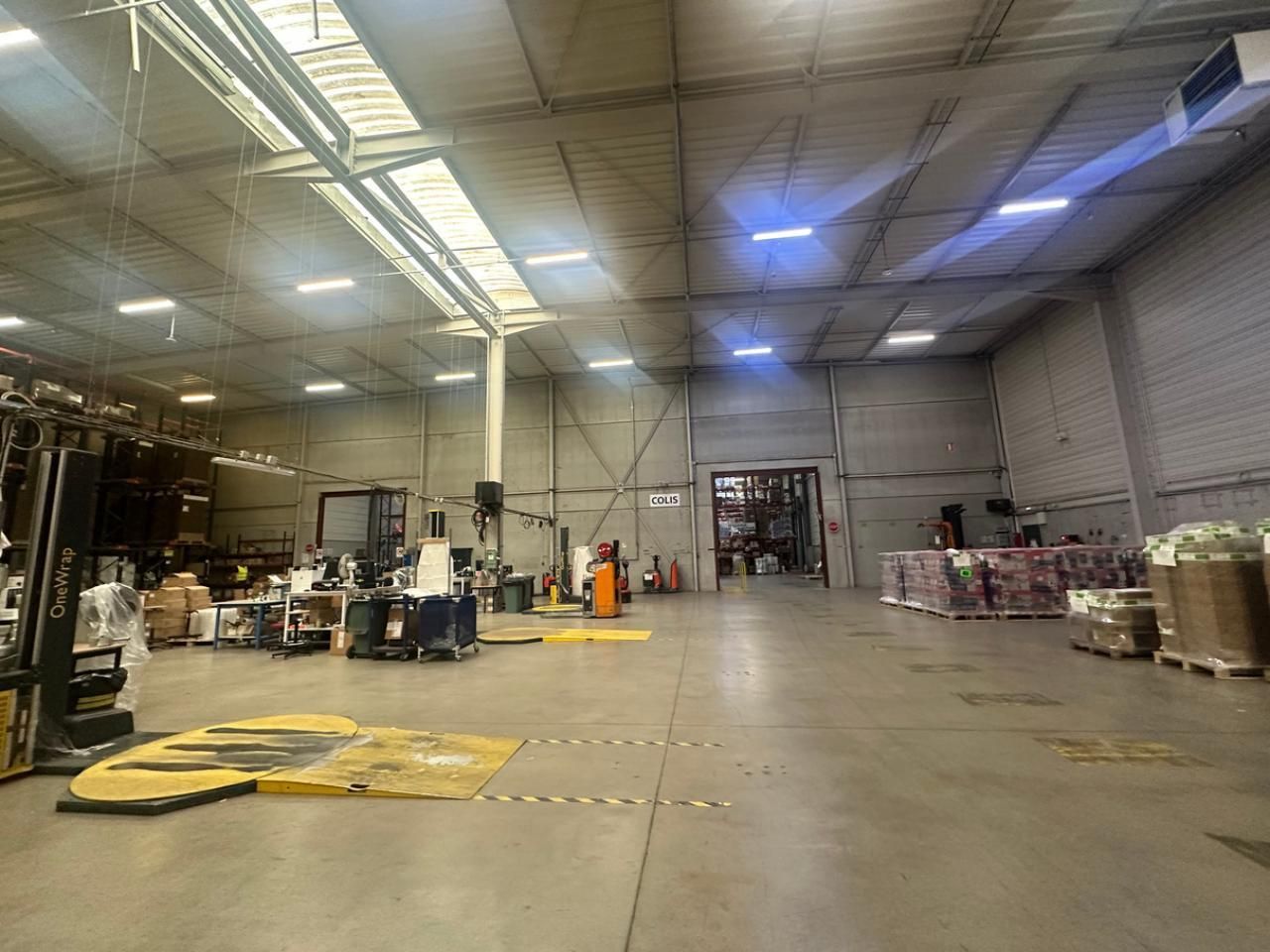 11696 m² pour ce activité en location à Saint-priest