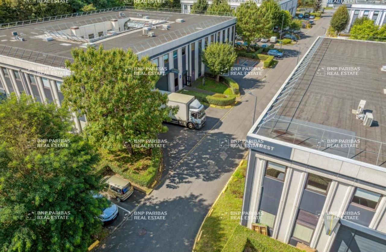 4535 m² pour ce bureaux en location à Lisses