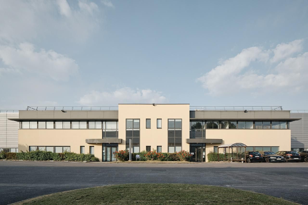 Location PME-PMI 2496 m² non divisibles 77990 Le mesnil-amelot