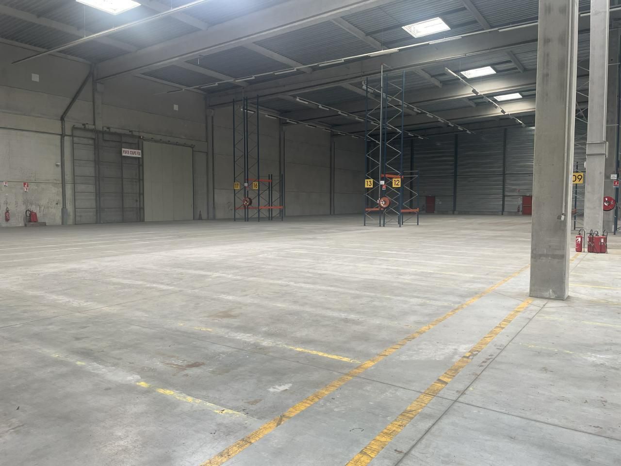 8717 m² pour cetentrepôts classe a en location à Mer
