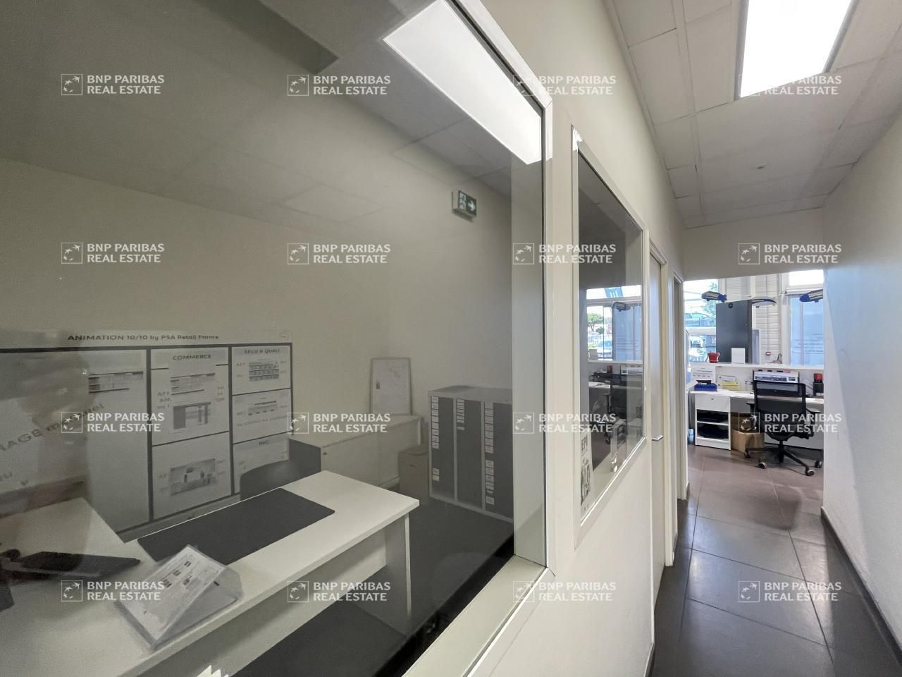 1024 m² pour ce local commercial en location à Saint mitre les remparts