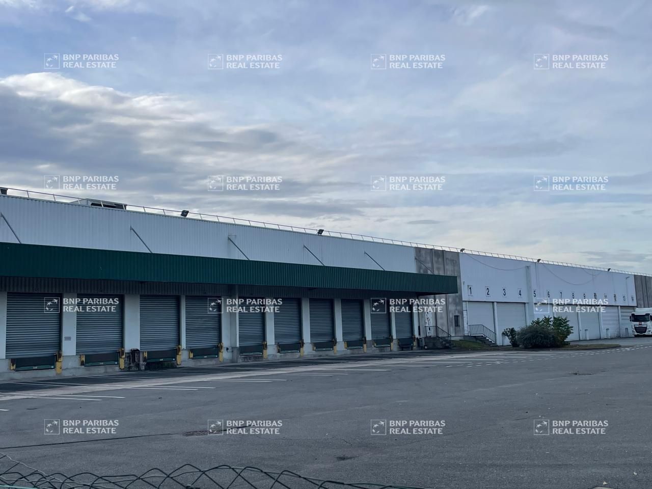 25494 m² pour cetentrepôts classe b en location à Ormes