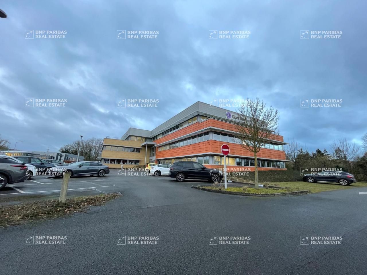 342 m² pour ce bureaux en vente à Blendecques