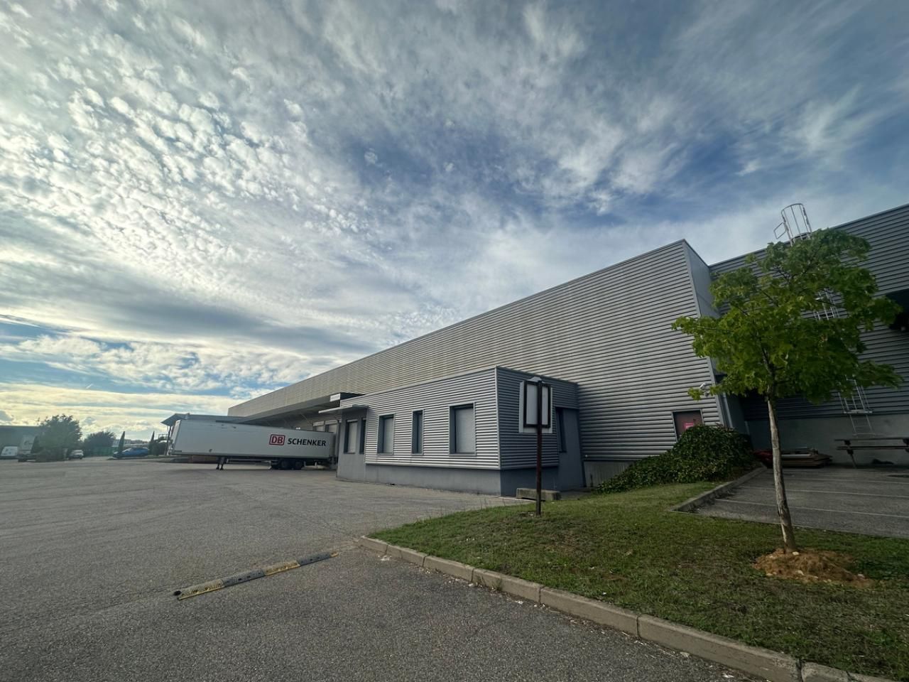 Location Activité 11696 m² non divisibles 69800 Saint-priest