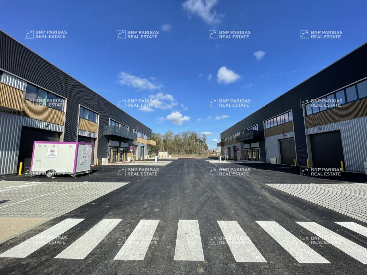 Location PME-PMI 1813 m² divisibles 77144 Chalifert