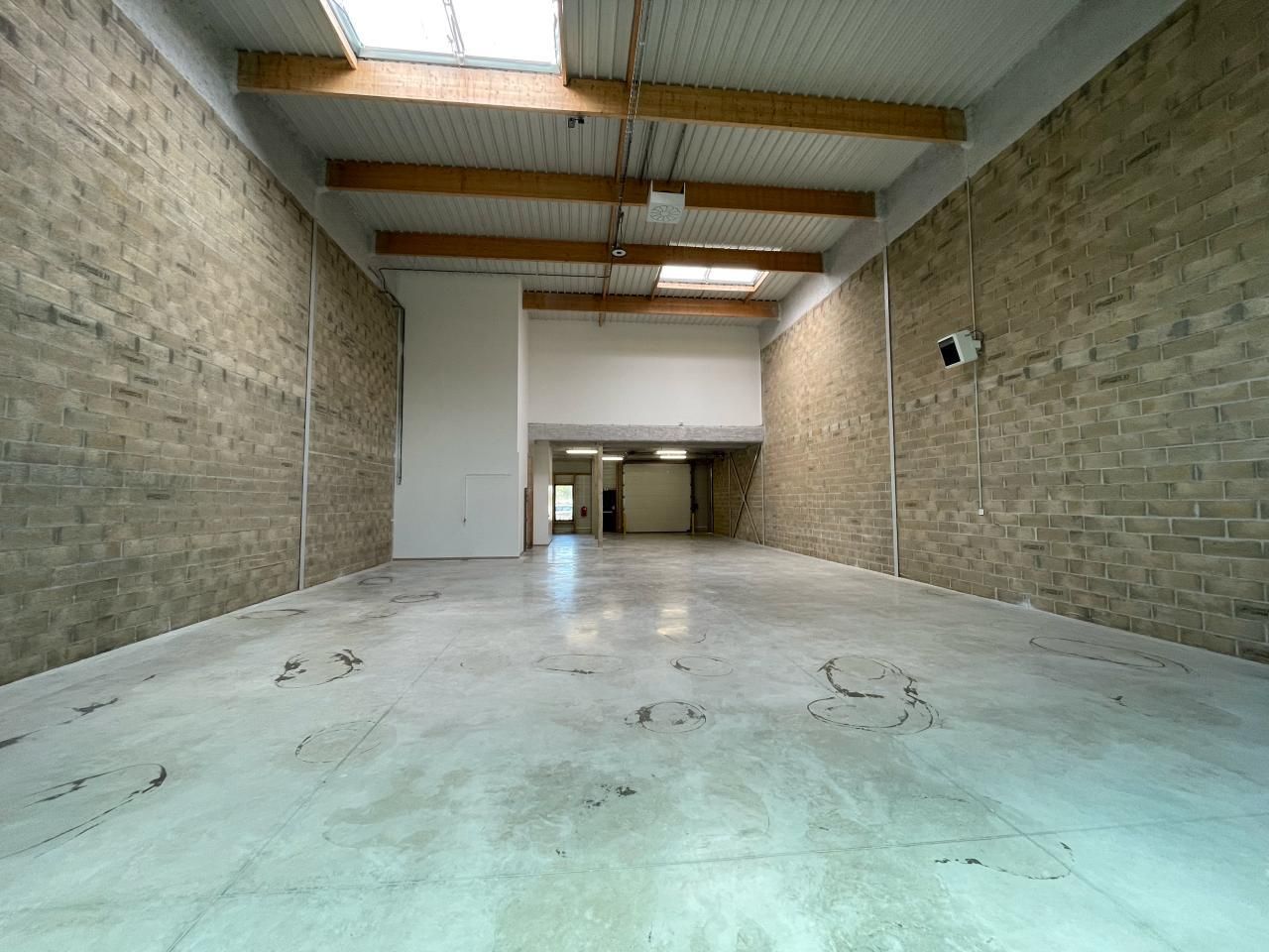 Location PME-PMI 1832 m² divisibles 77700 Coupvray