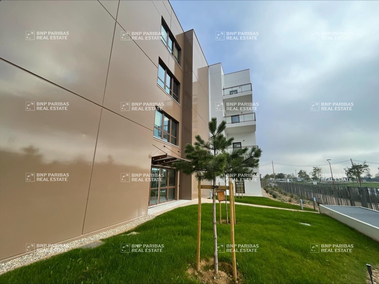 1493 m² pour ce bureaux en location à Genas