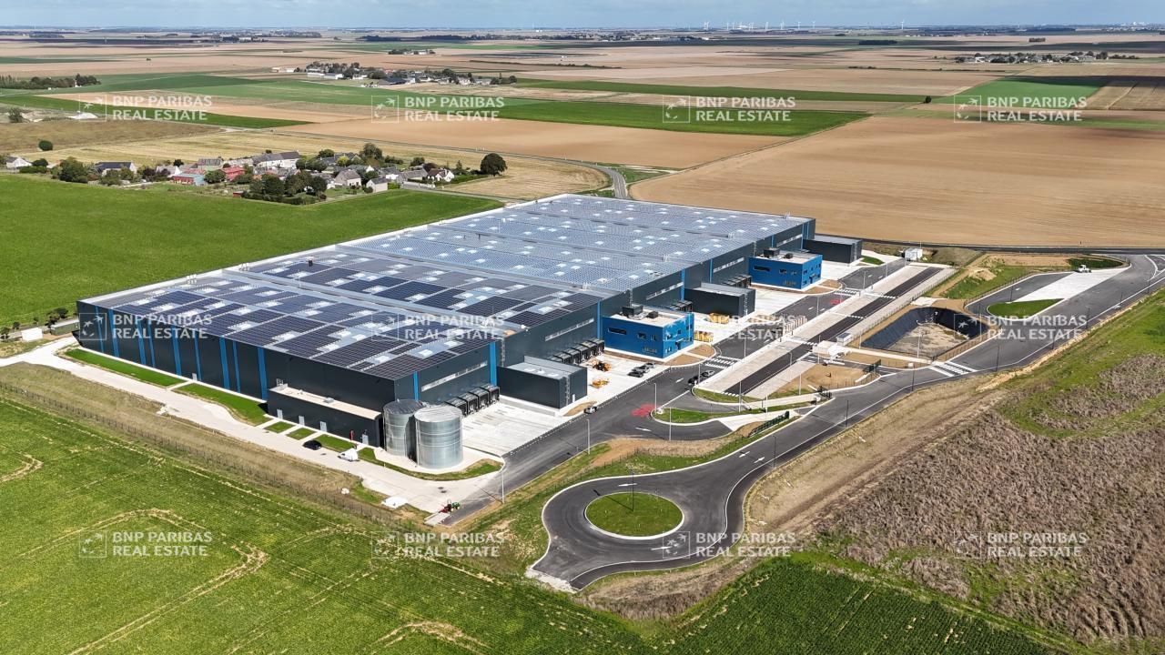 19039 m² pour cetentrepôts classe a en location à Toury